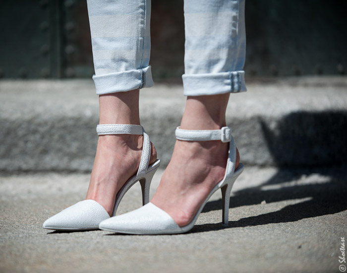 min af Tal højt Toronto Street Style - White Textured Alexander Wang "Lovisa" Pumps with  Double Denim