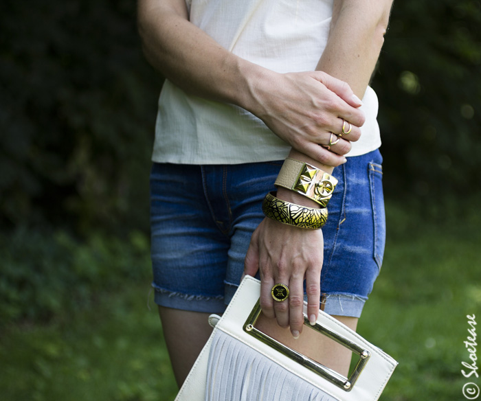 Jean Shorts, Gold accessories