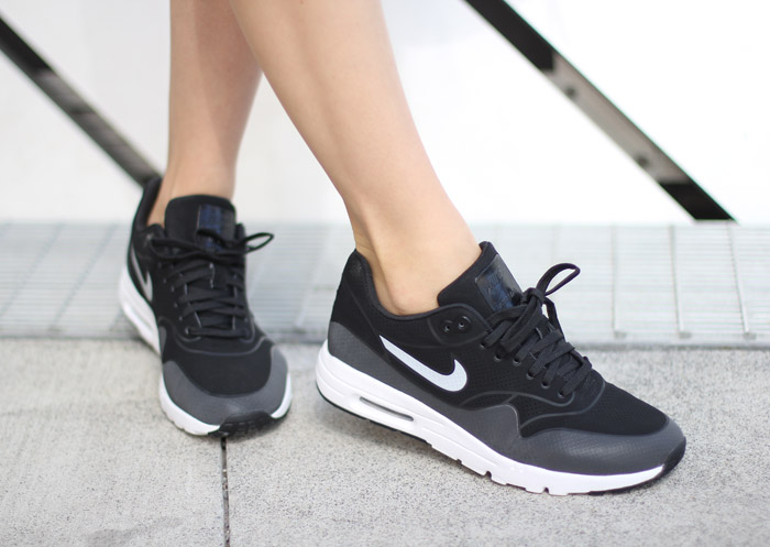 nike air max thea on foot