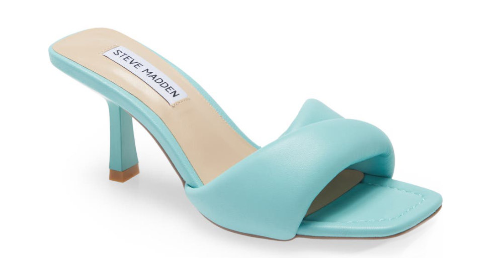  Turquoise puffy heel slides med smal häl på vit bakgrund. Olika typer av klackar av ShoeTease.