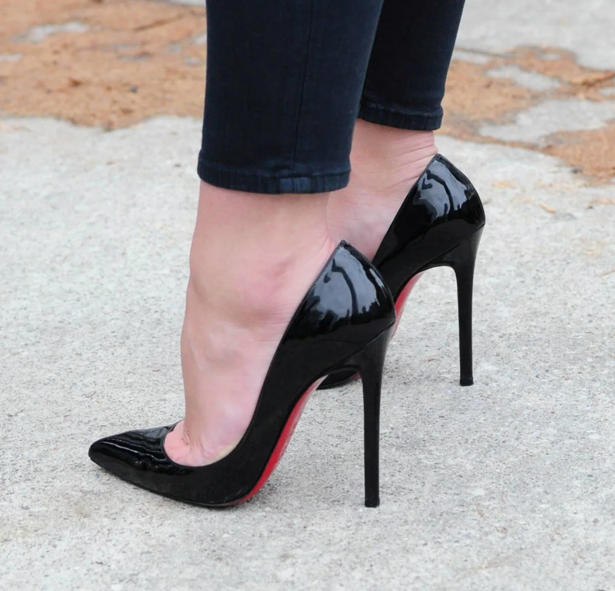 Woman wearing black patent stiletto heels | What are stilettos heels by ShoeTease.